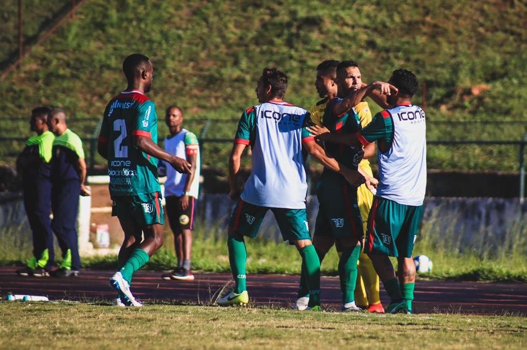 O atacante Alex comemora com companheiros o gol da partida. (Foto: Ricardo Ribeiro - Agência de Notícias do UniCEUB)